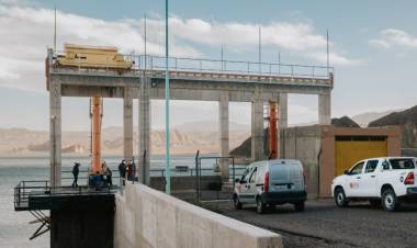 Después de 10 años, volvió a operar el descargador de fondo del Dique Cuesta del Viento