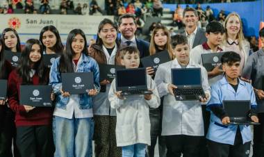 Orrego entregó computadoras a estudiantes y el programa ya alcanzó a 12.914 alumnos en San Juan