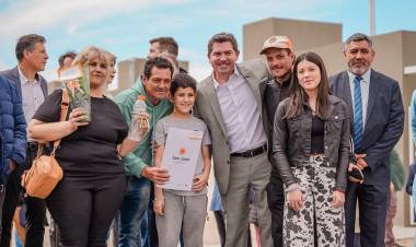 Orrego entregó viviendas en Chimbas y convirtió años de espera en el sueño cumplido de la casa propia