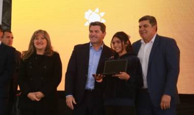Más de 14.000 estudiantes y docentes ya recibieron sus computadoras en la provincia