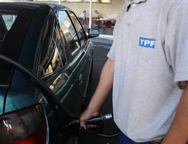 Aumenta la nafta: YPF subió un 4% los precios de sus combustibles