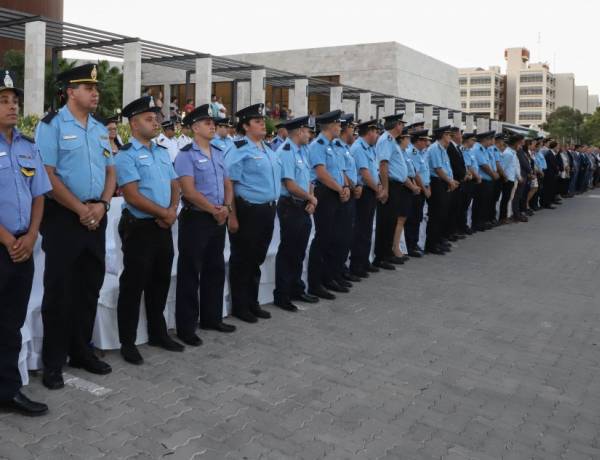 Orrego firmó los decretos para la incorporación de 197 agentes policiales