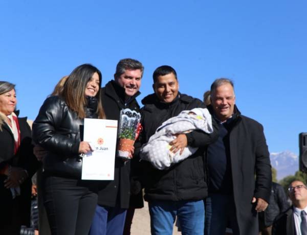 El gobernador Orrego entregó viviendas a familias de Calingasta