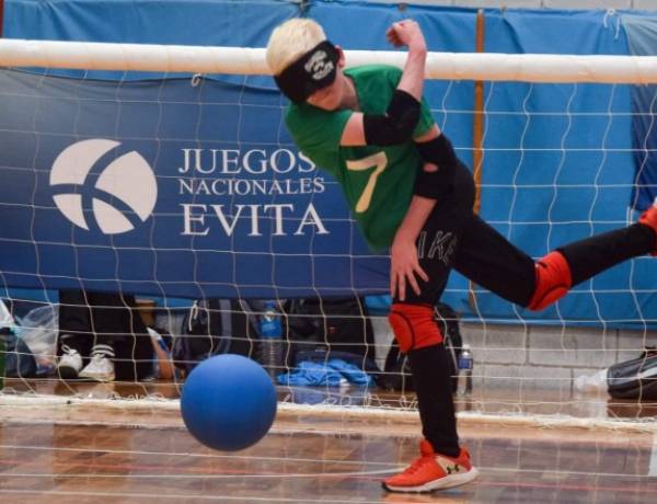 Lautaro Fernández: el joven albino que encontró en el goalball su lugar en el mundo