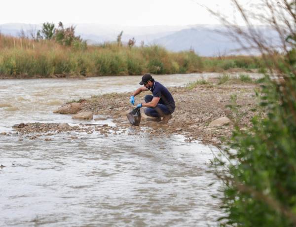 Agua Segura: Luego de dos años de incumplimiento, se llevó a cabo la toma de muestras del agua de Jáchal para su análisis 