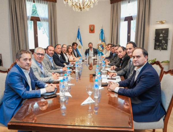 El gobernador Orrego mantuvo la primera reunión de gabinete del 2026