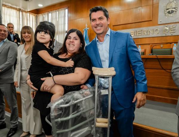 El Gobernador encabezó la primera entrega de audífonos y elementos ortopédicos del 2026