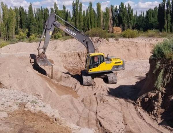 Gran despliegue de Hidráulica para desobstruir cauces y pasantes afectados por las crecientes