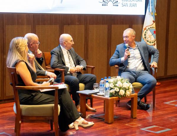 Cámara de Diputados: El vicegobernador Fabian Martín participó en la presentación de dos libros