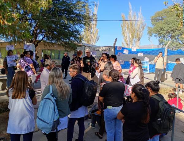 Escuela de El Rincón. Propuesta mediadora: Grados agrupados y clases alternadas la propuesta de los padres, el Ministerio responderá en breve
