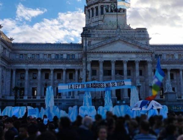 Ambientalistas lanzan demanda masiva contra reforma de la ley de glaciares
