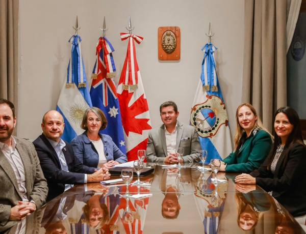 El gobernador Marcelo Orrego recibió a los embajadores de Australia y Canadá