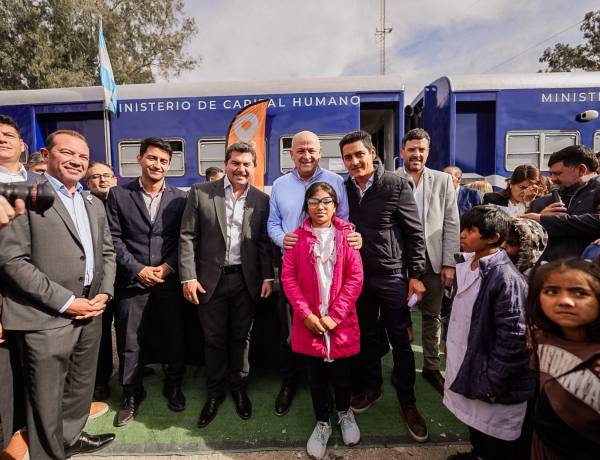 Más servicios y trámites cerca de los vecinos:  Orrego recorrió el operativo San Juan Cerca en Cañada Honda