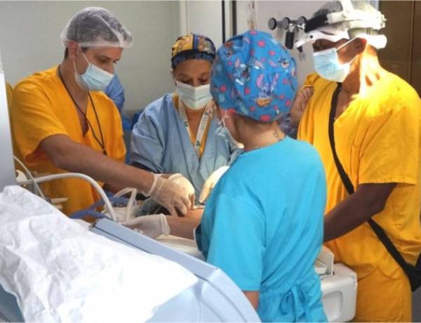 Cirugías del tamaño de una nuez: intervenir corazones y órganos en bebés prematuros