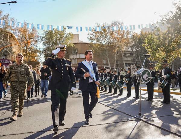 El pueblo sanjuanino celebró los 216 años de la Revolución de Mayo con un emotivo desfile cívico-militar