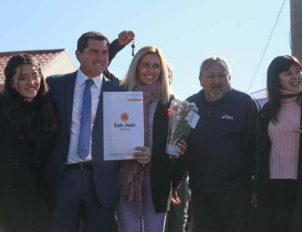 Orrego entregó viviendas en Ullum: 105 familias accedieron a su casa propia