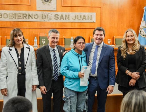 Orrego encabezó una entrega de audífonos y anteojos que transforma la vida cotidiana de las familias