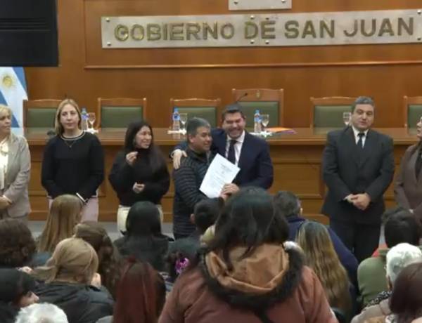 Orrego entregó escrituras y reafirmó el compromiso de avanzar con la regularización dominial en San Juan