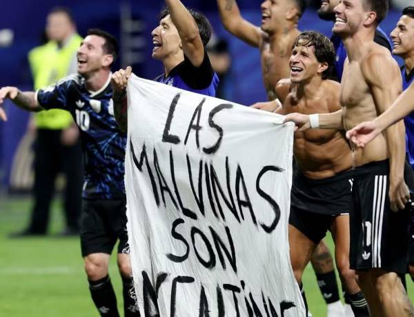 La bandera con un mensaje por Malvinas que mostraron los jugadores de Argentina tras el triunfo ante Inglaterra