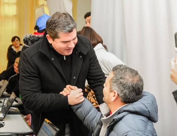 Orrego visitó San Juan Cerca en Pocito, que incorporó regularización dominial y prevención médica