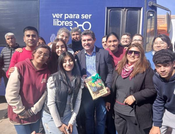 El gobernador Orrego recorrió el San Juan Cerca y acompañó a vecinos de Huaco