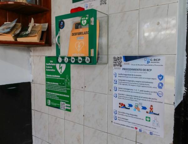 Entregaron desfibriladores y capacitaron a agentes de seguridad para crear espacios cardioprotegidos