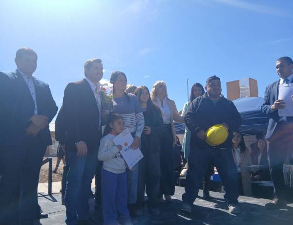 Orrego entregó viviendas y computadoras en Jáchal y realizó anuncio de obras