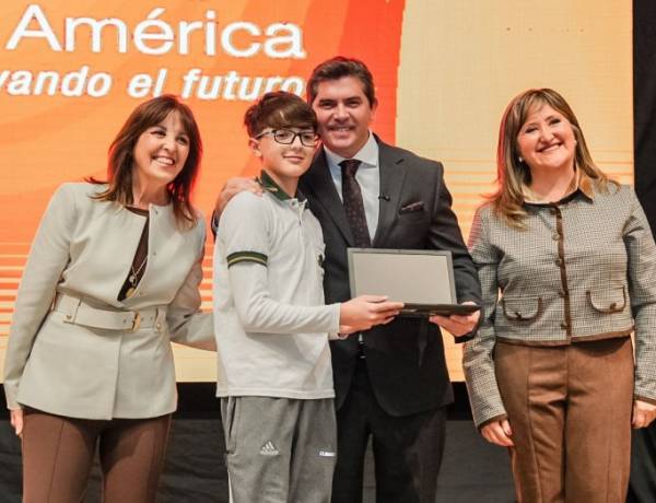 Orrego encabezó la entrega de computadoras para estudiantes de secundarias estatales de Capital