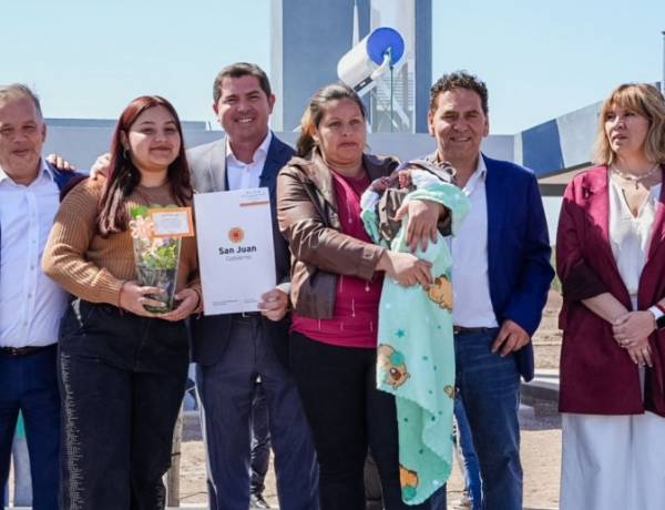 Orrego entregó viviendas a 118 familias de Angaco