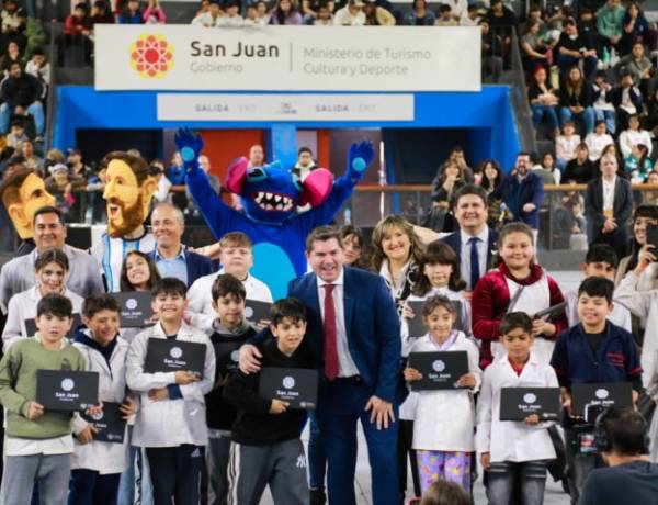 El gobernador Orrego encabezó la entrega de netbook a todos los estudiantes de 5to grado de Rawson