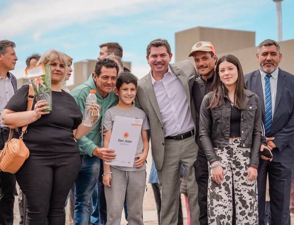 Orrego entregó viviendas en Chimbas y convirtió años de espera en el sueño cumplido de la casa propia