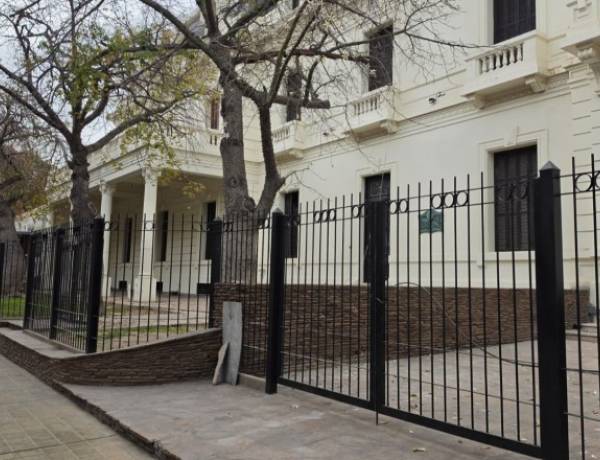 Así quedó la fachada histórica del Hospital Rawson tras su restauración