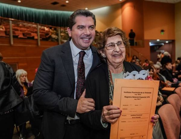 Orrego entregó 442 escrituras y más familias sanjuaninas accedieron a la titularidad de sus viviendas