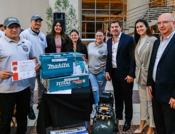 Apoyo a emprendedores: Orrego entregó insumos y certificados del programa ATP