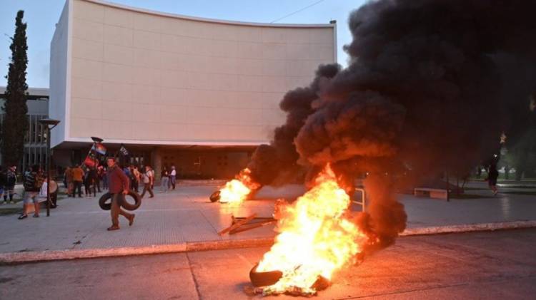 Incidentes en protesta en Chubut: No lograron evitar la aprobación de un resistido proyecto de megaminería
