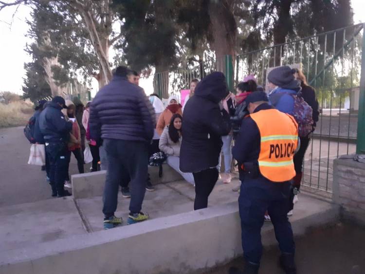 Niquivil Escuela Agustín Gascón: Padres tomaron la escuela y la policía los quiere detener
