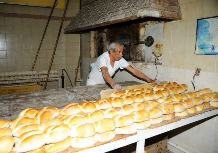 Otro golpe por la devaluación: $750 el kg de pan en San Juan