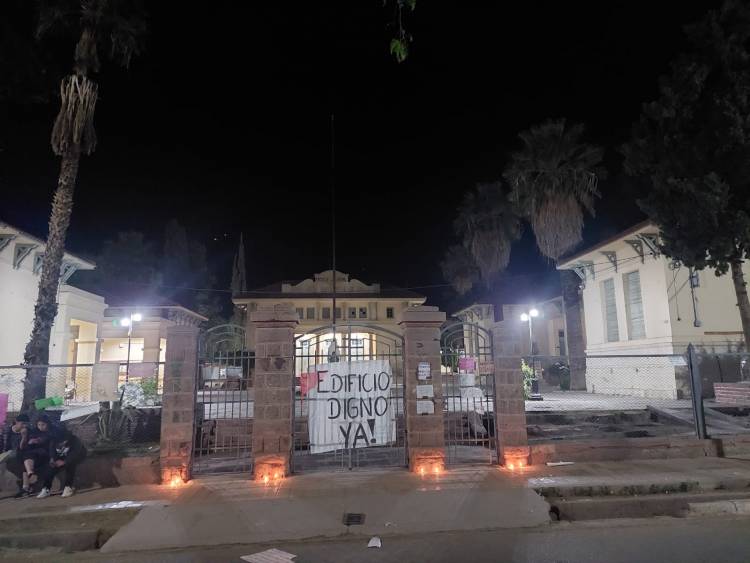 Protesta Alumnos Escuela Normal de Jáchal. Vigilia: “La Escuela se nos cae y queremos respuestas”