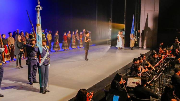 El Gobernador Orrego participó de la Gala Patria del 25 de Mayo en el Teatro del Bicentenario