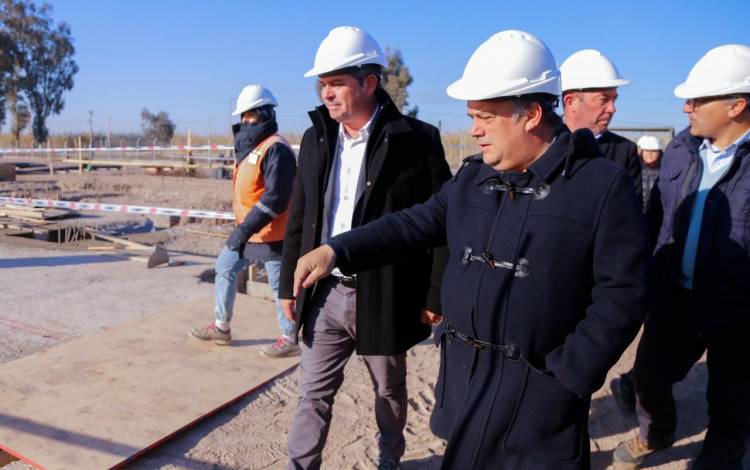 Orrego recorrió las obras del Hospital de Angaco