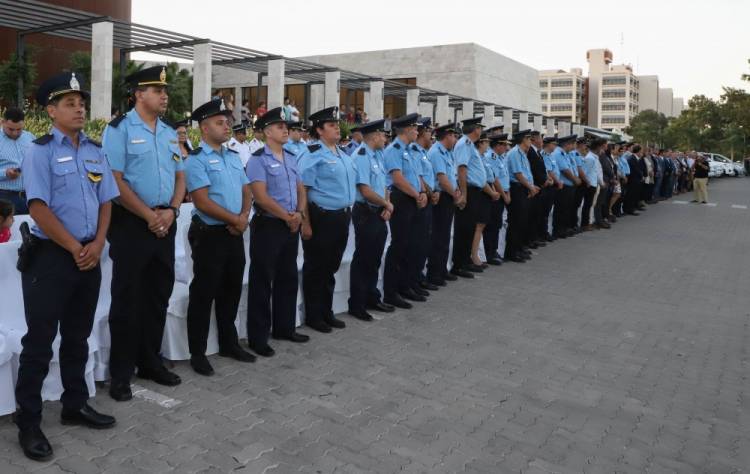 Orrego firmó los decretos para la incorporación de 197 agentes policiales