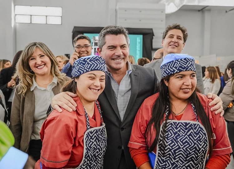 El gobernador Marcelo Orrego visitó la muestra Aprender y Producir