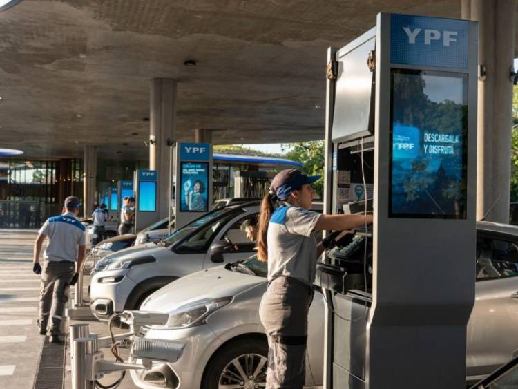 Entre un 3% el gasoil y un 1,5% la nafta, bajaran el precio desde octubre