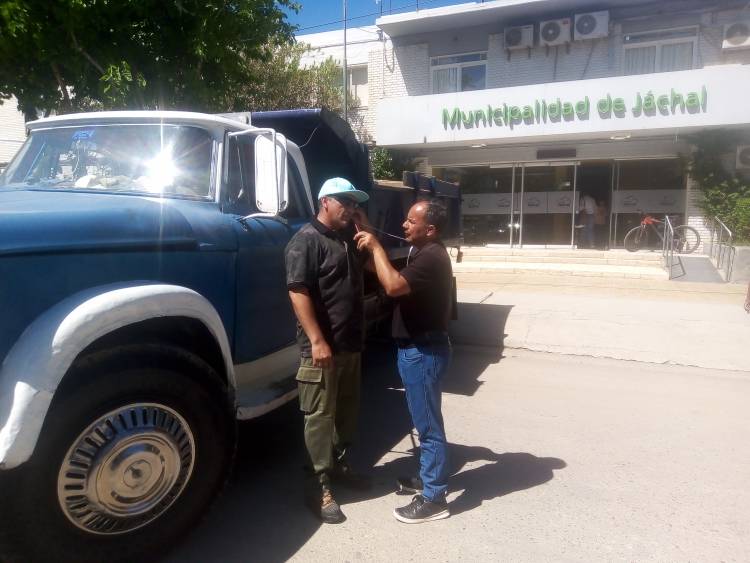 Protesta de camionero Jachallero en la puerta de la Municipalidad: “No doy más, hasta acá nomás llegué”