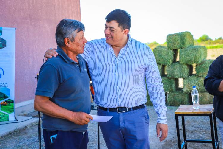 Entrega de materiales y forraje a productores Jachalleros