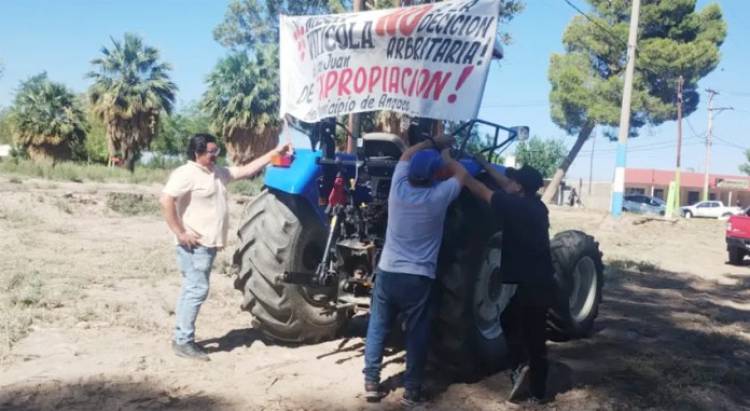 Vecinos de Angaco se movilizaron contra el Intendente Castro en protesta por las expropiaciones