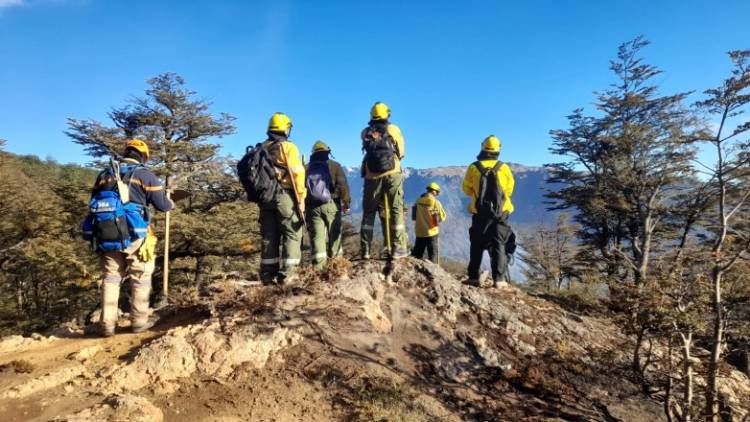 Estrategias y esfuerzos de bomberos sanjuaninos en la extinción de incendios forestales en Río Negro