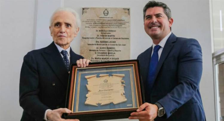 Orrego distinguió al tenor José Carreras como huésped de honor en el Teatro del Bicentenario