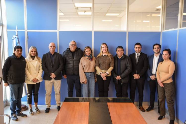 Firman un convenio para fortalecer los derechos de los trabajadores rurales