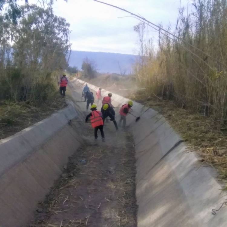 Avanza la monda de canales 2025: Buen ritmo de trabajo tras un mes de iniciada la tarea de limpieza de la red de riego de San Juan